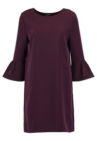 Lila knälång klänning med rund halsringning och 3/4 ärm som har utsvängda klockärmar.