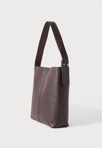 Geantă de umăr din piele în nuanță burgund închis. Formă dreptunghiulară cu finisaj neted și texturat. Curea ajustabilă cu accente de ținte.