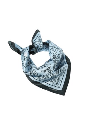 Pañuelo de seda azul claro con patrón de cachemira negro y borde oscuro, torcido de manera suelta con dos extremos hacia arriba.