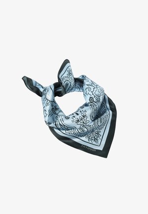 Lichtblauw zijden bandana met zwart paisley-patroon en een donkere rand, losjes gedraaid met twee uiteinden die omhoog steken.