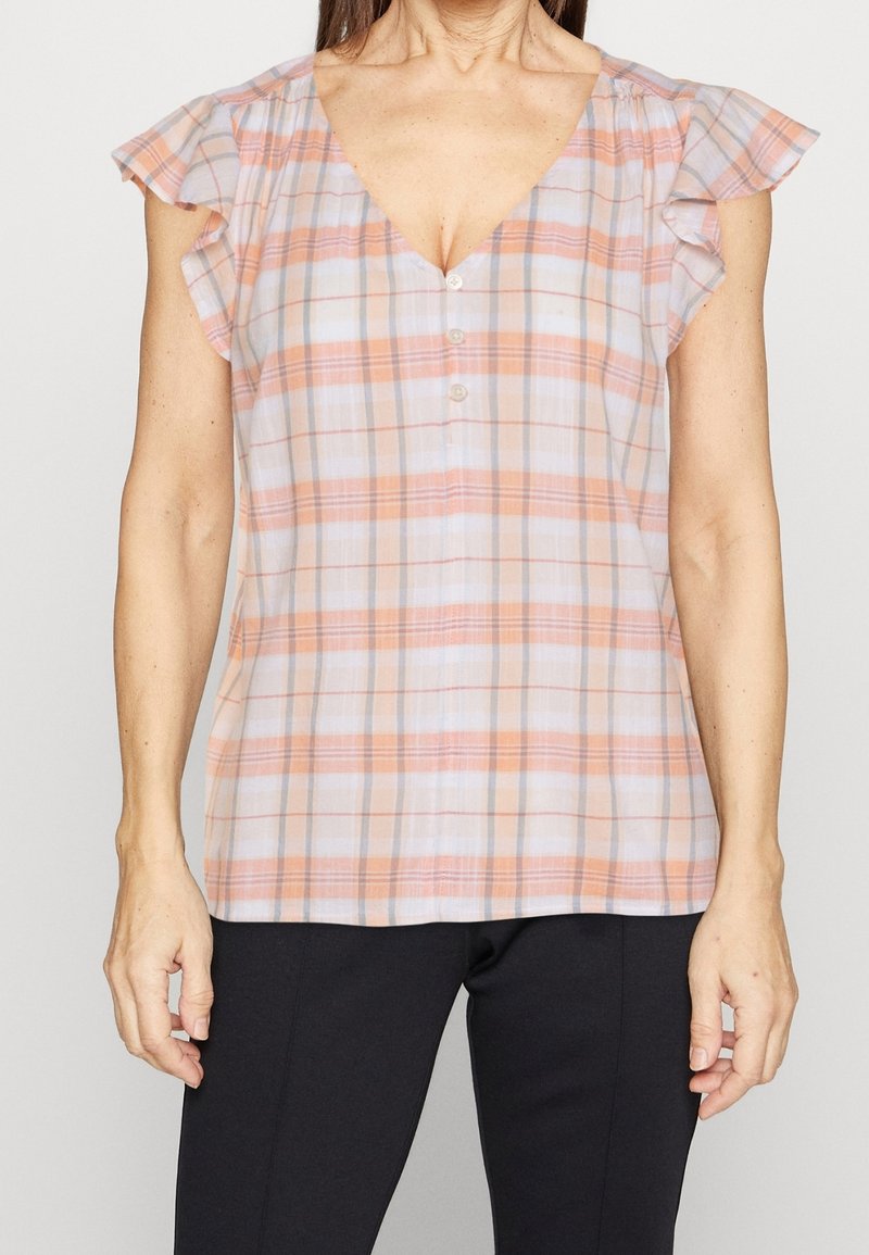 Blouse légère à carreaux avec un col en V, des manches courtes volantées et des boutons à l'avant. Les couleurs comprennent des tons de rose pâle, blanc et gris.