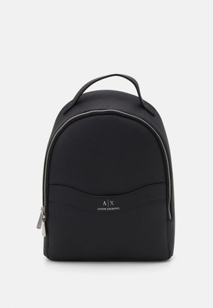 Zwarte getextureerde leren rugzak van Armani Exchange met zilveren rits, bovenhandvat en vooraan een logo detail, gecentreerd op een effen achtergrond.