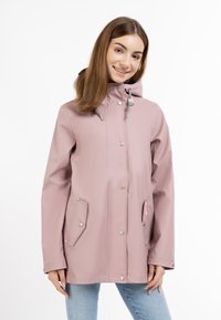 Giacca impermeabile rosa con cappuccio, bottoni a pressione e tasche laterali. Realizzata in materiale lucido, presenta dettagli con coulisse sul cappuccio.