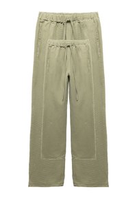 Pantalones verde oliva con una tela texturizada, que cuentan con una cintura elástica y cordón. Incluye un par más pequeño con el mismo diseño.