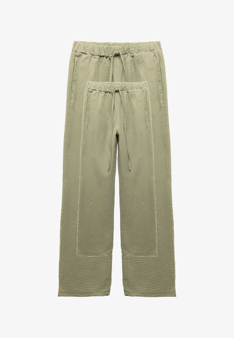 Olivengrønne bukser med en tekstureret stofkvalitet, der har en elastisk talje og snøre. Inkluderer et mindre par i samme design.