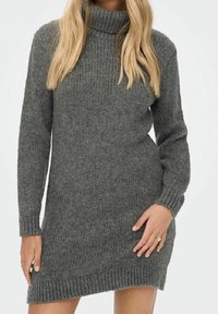 Abito maglione grigio lavorato a maglia con colletto alto, texture a coste, maniche lunghe e vestibilità comoda. L'orlo termina sopra la metà della coscia.