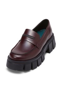 Bordeaux læder loafers med en slank, poleret finish, der har en kraftig sort platformssål og diskret branding på overdelen.