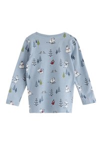 Vaaleansininen pitkähihaisuus, jossa on toistuva kuvio Moomin-hahmoista ja puista. Pehmeää puuvillakangasta rentoa istuvaa muotoilua.