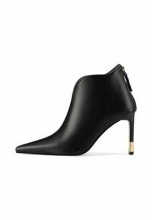 Stivale da caviglia in pelle nera con punta affilata e tacco alto slanciato. Presenta una zip laterale e un'accenno dorato alla base del tacco.