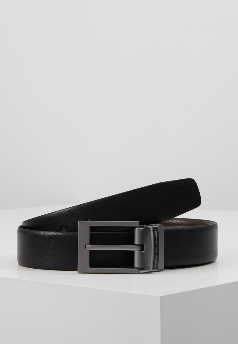 Cintura in pelle nera con fibbia rettangolare opaca. La fibbia presenta un accento argentato con il testo "Porsche Design". Texture liscia su tutta la superficie.
