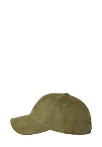 Olivgrüne Cordcap mit gebogenem Schirm, Sechs-Panel-Design und kleinen Ösen zur Belüftung. Mit einem schwarzen Logo-Patch an der Seite.
