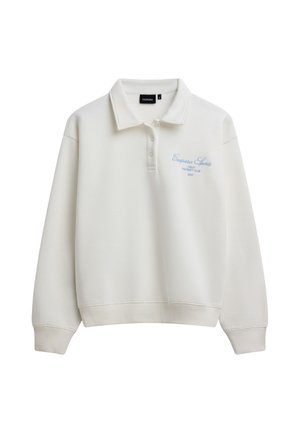 Hvid polo med lange ærmer, tre knapper og blåt broderet tekst på venstre bryst med teksten Caspara Sports Oslo Racquet Club.