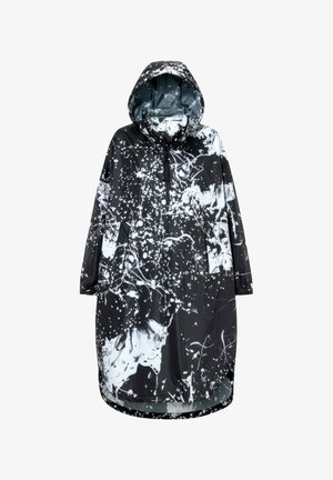 Czarna peleryna przeciwdeszczowa z kapturem, ozdobiona białym abstrakcyjnym wzorem przypominającym rozpryski farby, z zamkiem na przedzie, długimi rękawami i bocznymi kieszeniami.