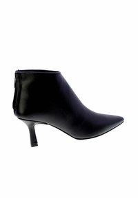 Stivale alla caviglia in pelle nera con punta affusolata, tacco kitten basso e chiusura con zip sul retro, mostrato in profilo laterale su sfondo bianco.