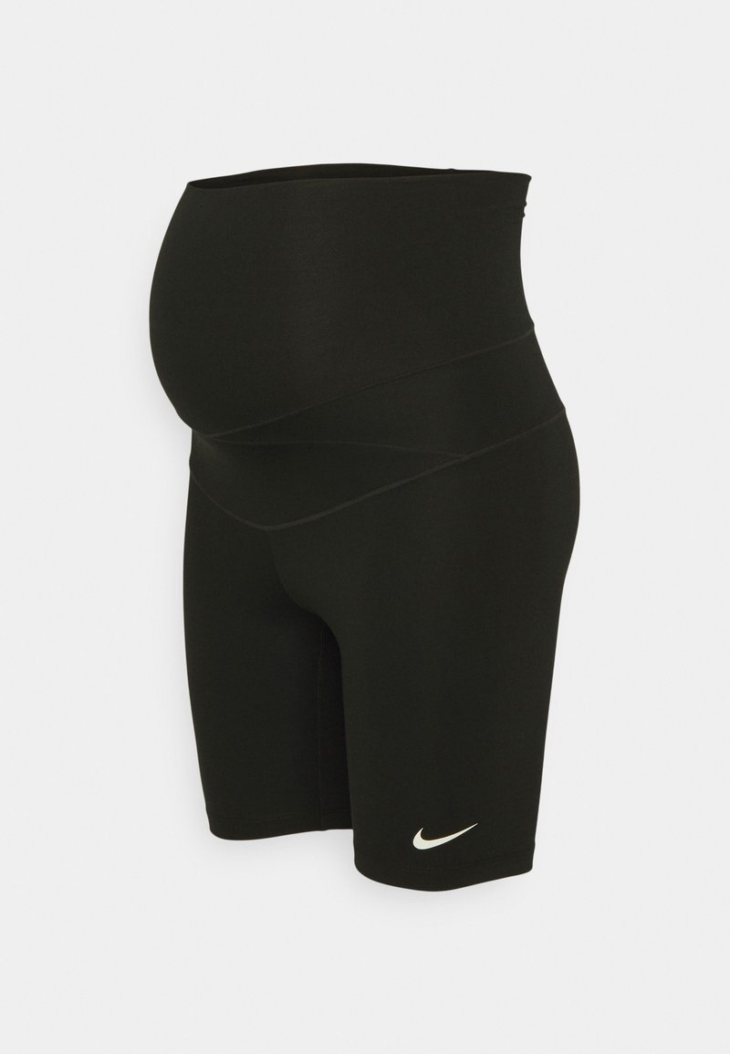 Short de sport de maternité noir avec une taille haute de soutien et le logo Nike blanc sur la cuisse gauche, sur fond uni.