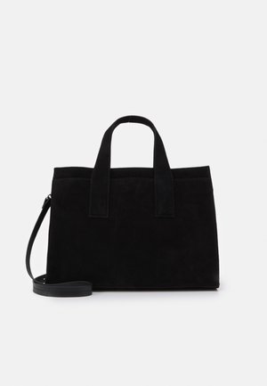 Bolsa tote rectangular negra con dos asas cortas y una larga correa de hombro desmontable sobre un fondo blanco.