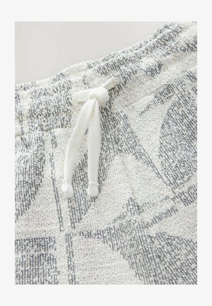 Białe szorty z teksturowanej tkaniny, ozdobione wzorem w odcieniach szarości, z elastycznym pasem ze sznurkiem do regulacji i węzełkowymi końcami.