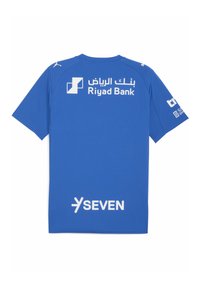 Blå atletisk skjorte med korte ærmer, lavet af åndbart materiale. Viser "Riyad Bank" og "SEVEN" logoer i hvid, med detaljer på skuldrene.