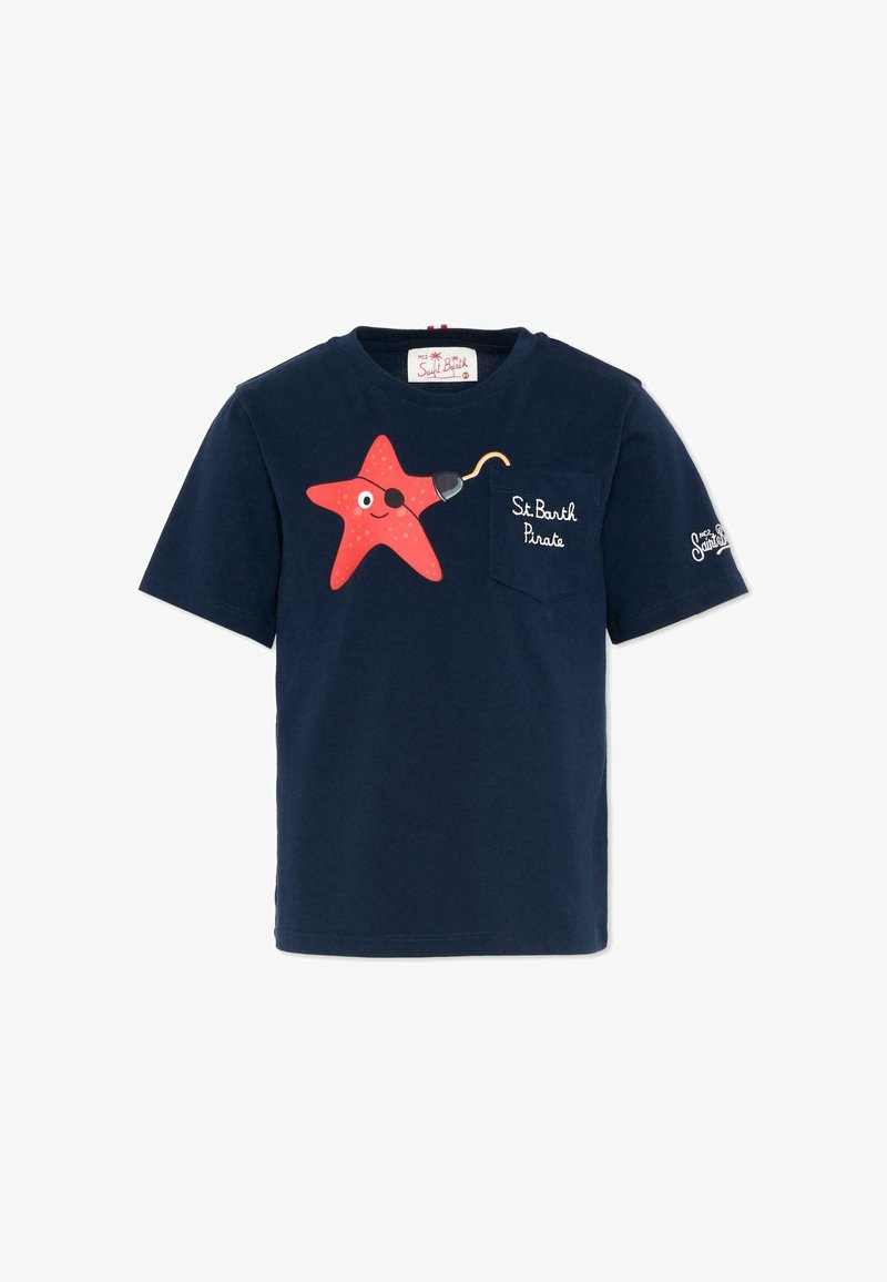 Chemise bleu marine à manches courtes avec une étoile de mer rouge souriante portant un cache-œil de pirate et un crochet, poche étiquetée « St. Barth Pirate », logo sur la manche.