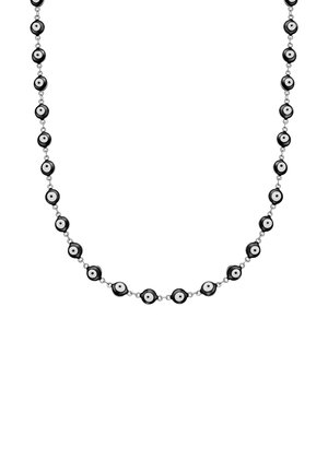 Melna un balta pērļu kaklarota ar apaļām pērlēm, kurām ir centrālās baltās punkti, savienotām ar sudraba krāsas metāla ķēdi.