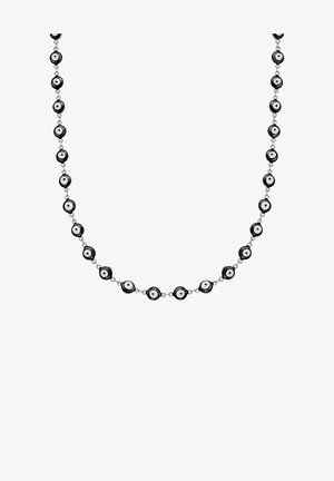 Melna un balta pērļu kaklarota ar apaļām pērlēm, kurām ir centrālās baltās punkti, savienotām ar sudraba krāsas metāla ķēdi.
