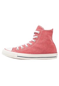 Czerwone trampki typu high-top z płótna, z białymi sznurówkami, gumowym noskiem i białą podeszwą z niebieskim paskiem. Szczegółowe przeszycia w całej konstrukcji.