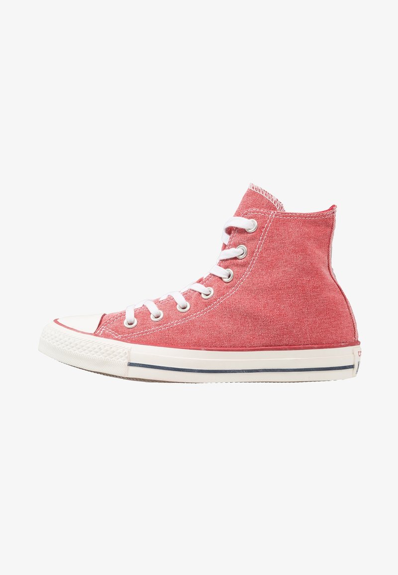 Czerwone trampki typu high-top z płótna, z białymi sznurówkami, gumowym noskiem i białą podeszwą z niebieskim paskiem. Szczegółowe przeszycia w całej konstrukcji.