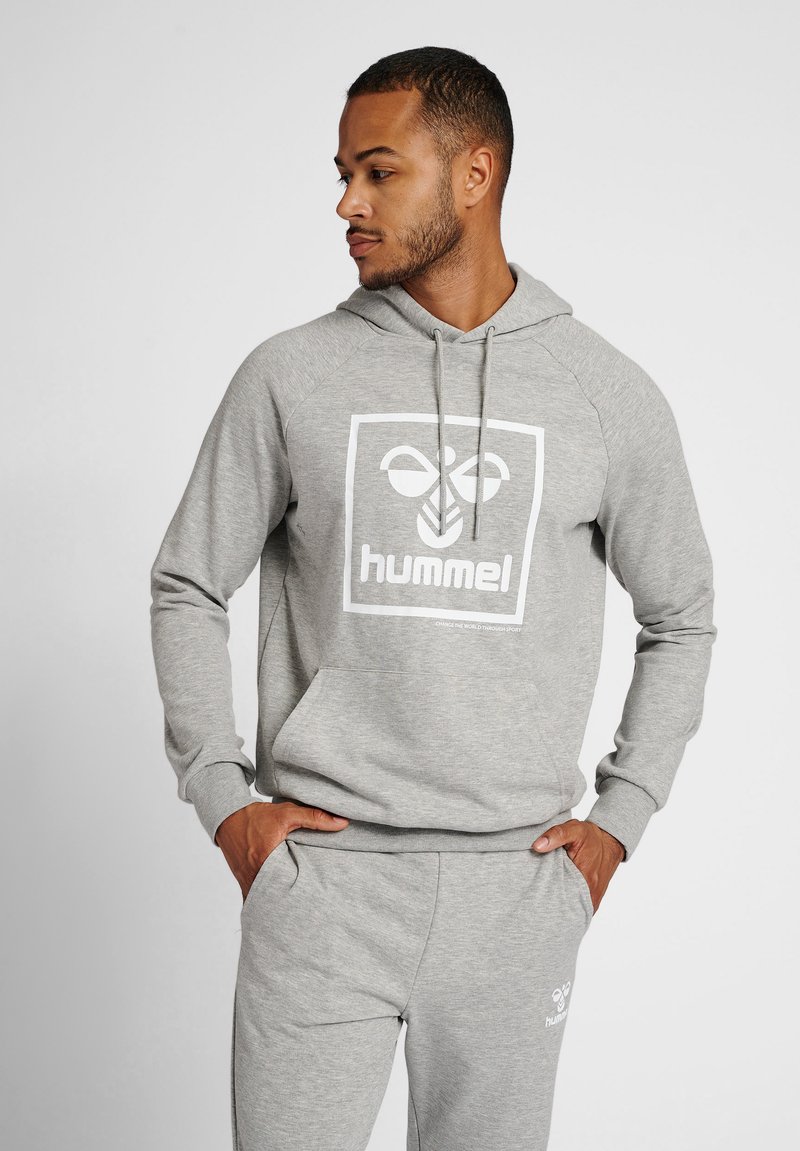 Grijze hoodie van zachte stof, met een groot wit logo in een vierkant, trekkoord bij de halslijn en geribbelde manchetten.