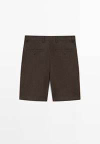 Shorts marron foncé jusqu'aux genoux avec passants pour ceinture et deux poches arrière à boutons, affichés à plat sur un fond blanc.