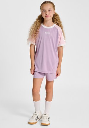 Sportoutfit in paarse kleur, bestaande uit een shirt met korte mouwen met roze accenten en bijpassende korte broek, gemaakt van een lichtgewicht stof met een zachte textuur.