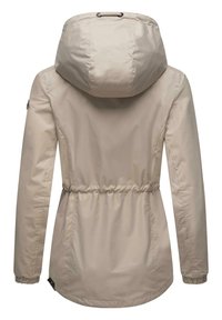 Beige lichtgewicht jack met een capuchon, elastische taille en gegatherde manchetten. Sterke textuur met minimale ontwerpelementen.