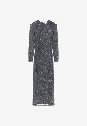 Vestido de manga larga en gris oscuro con un diseño drapeado, adornado con lunares blancos en toda su superficie y un escote redondo. Tejido suave con un brillo sutil.