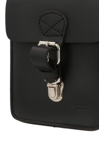 Borsetta in pelle nera con chiusura a fibbia metallica, presenta un accento cucito e una texture liscia. Design compatto rettangolare.