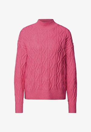 Różowy sweter z dzianiny z wysokim kołnierzem, z teksturowanym geometrycznym wzorem, ściągaczami przy mankietach i dolnej krawędzi. Wykonany z miękkiej włóczki.