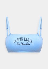 Ανοιχτό μπλε κοντό τοπ με λεπτές ρυθμιζόμενες τιράντες και κεντημένο το «Calvin Klein New York City» με μαύρα γράμματα.
