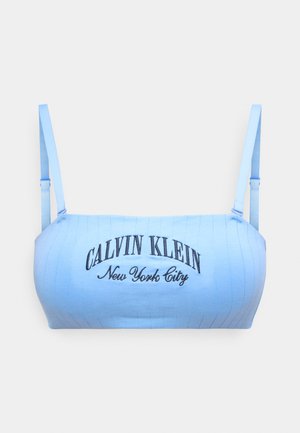 Ανοιχτό μπλε κοντό τοπ με λεπτές ρυθμιζόμενες τιράντες και κεντημένο το «Calvin Klein New York City» με μαύρα γράμματα.