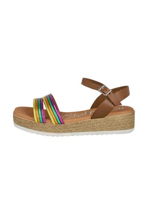 Sandaña marrón con tiras y suela gruesa, que presenta rayas metálicas multicolores en la parte frontal y una base de textura similar a tejidos.