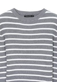 Grauer gerippter Pullover mit horizontalen weißen Streifen, rundem Ausschnitt und einem Etikett mit der Aufschrift "CALLIOPE" in Größe S.