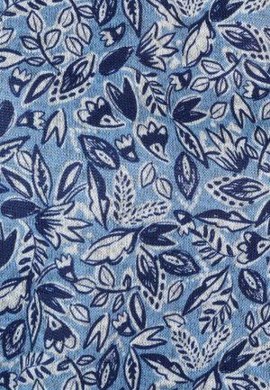 Patroonstof met een blauwe achtergrond en ingewikkelde marineblauwe bloem- en bladontwerpen. De textuur is zacht en geweven.