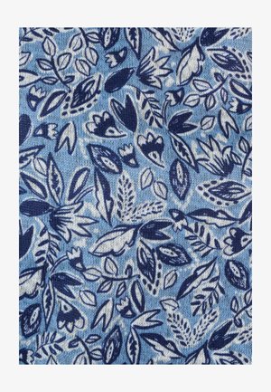 Tessuto a motivi con uno sfondo blu e intricate decorazioni floreali e foglie in blu navy. La consistenza è morbida e tessuta.