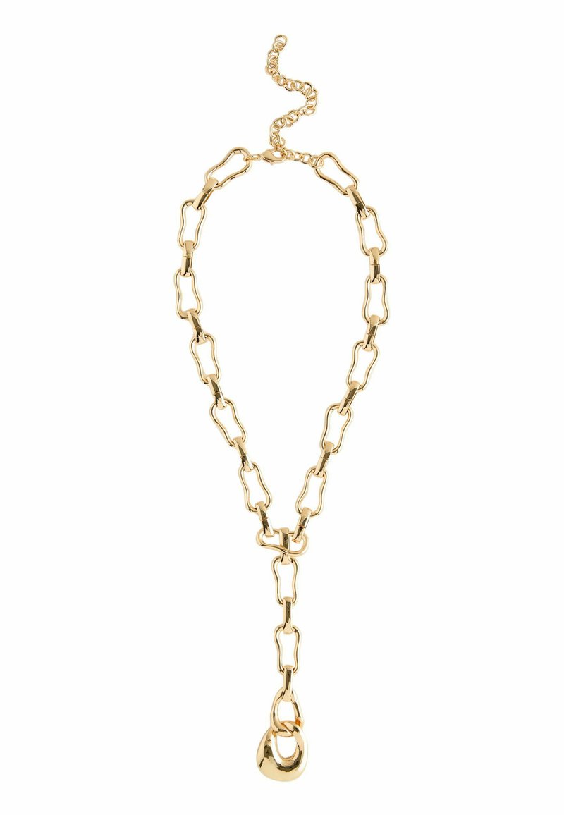 Colier din metal auriu, cu verigi alungite și un detaliu sub formă de pandantiv circular, finisat cu o lanț cu închidere ajustabilă.