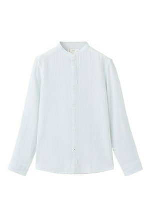 Chemise blanche à manches longues avec rayures verticales, col mandarin et boutons à l'avant, présentée sur un fond blanc uni.