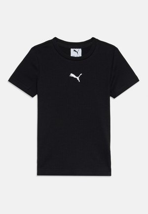 Czarny prążkowany t-shirt z krótkim rękawem, okrągłym dekoltem i małym białym logo Puma na środku klatki piersiowej.