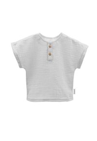 Weißes Baumwolloberteil mit kurzen Ärmeln und strukturiertem Finish, mit Rundhalsausschnitt und zwei Holzknöpfen an der Vorderseite.