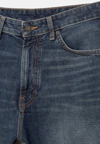 Jeans aus Denim in einer dunkelblauen Farbe mit sanften Verwaschungen, orangefarbenen Nähten, einer Vordertasche und einem Metallknopfverschluss am Bund.