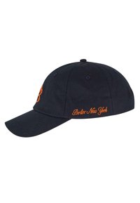 Sötétkék baseball sapka ívelt karimával, narancssárga hímzett "Berlin-New York" szöveggel az oldalon és logóval az elején.