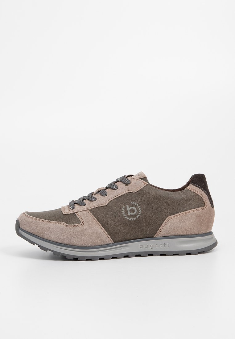 Baskets à lacets en combinaison de suède beige et de cuir marron foncé. Comprend une semelle en caoutchouc gris et un logo sur le côté.