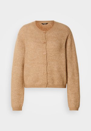 Beige gestrickte Strickjacke mit rundem Ausschnitt, sechs Knöpfen auf der Vorderseite und langen Ärmeln. Weicher Stoff mit leicht verkürztem Schnitt.