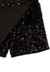 Juodos blizgučiais padengtos šortai, turintys lygią juosmenį ir juodą vidinį audinį. Blizgučiai sukuria tekstūruotą, atspindinčią paviršių.