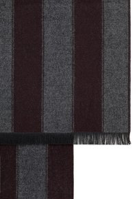 Burgundowa i szara w paski szalik o miękkiej fakturze. Posiada frędzlowe krawędzie oraz tkany wzór, tworząc warstwowy efekt wizualny.
